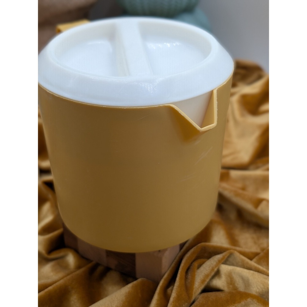 VTG Rubbermaid Harvest Gold 1.5 Qt Pitcher White Lid 2745 1970s Retro Small